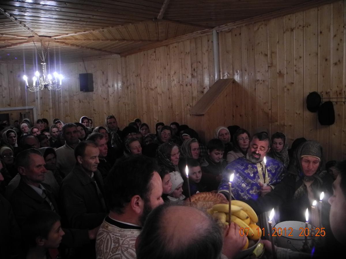 Hramul parohiei noastre"Sfintii Arhangheli Mihail si Gavriil" Albesti 2012