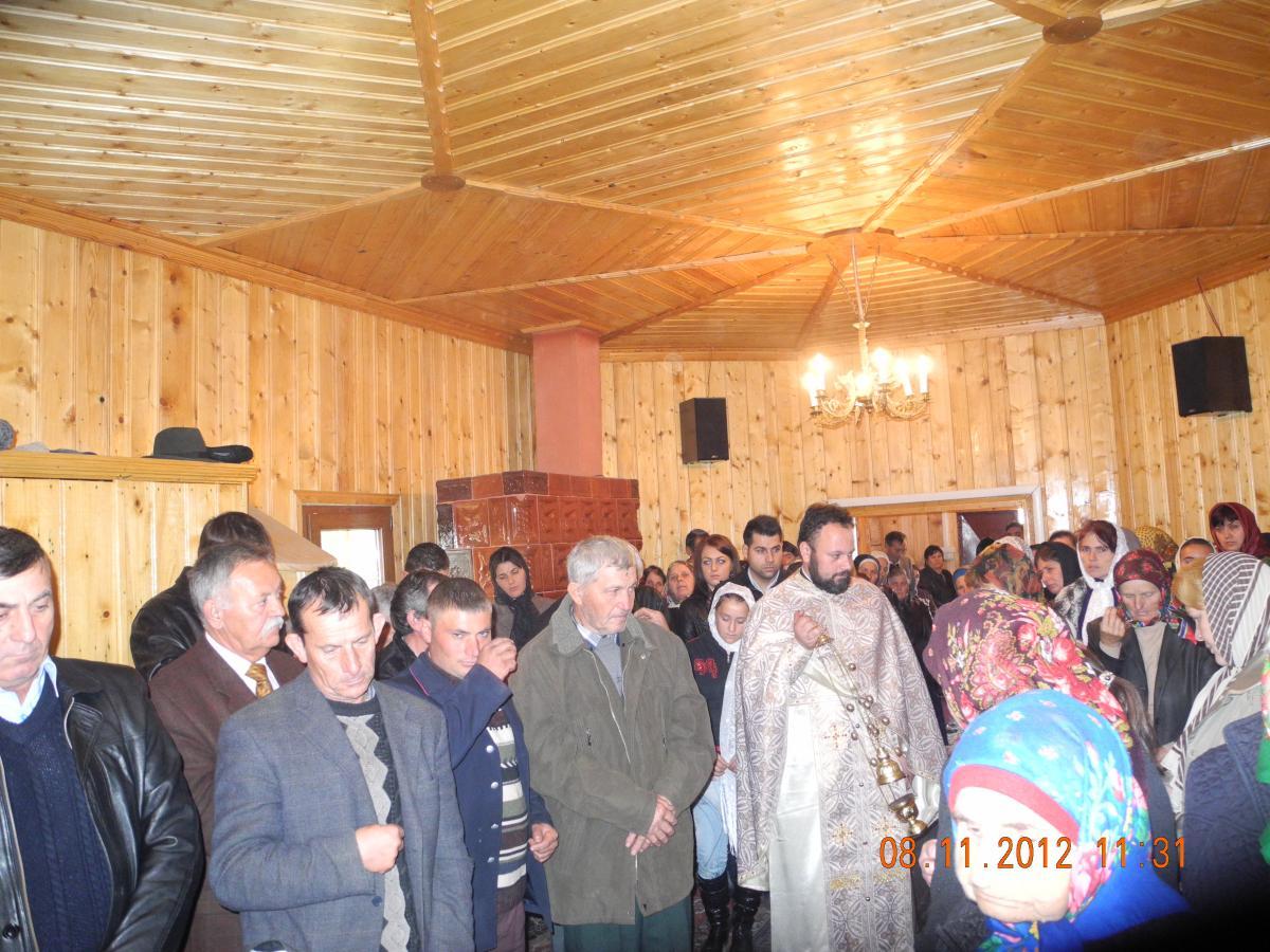 Hramul parohiei noastre"Sfintii Arhangheli Mihail si Gavriil" Albesti 2012