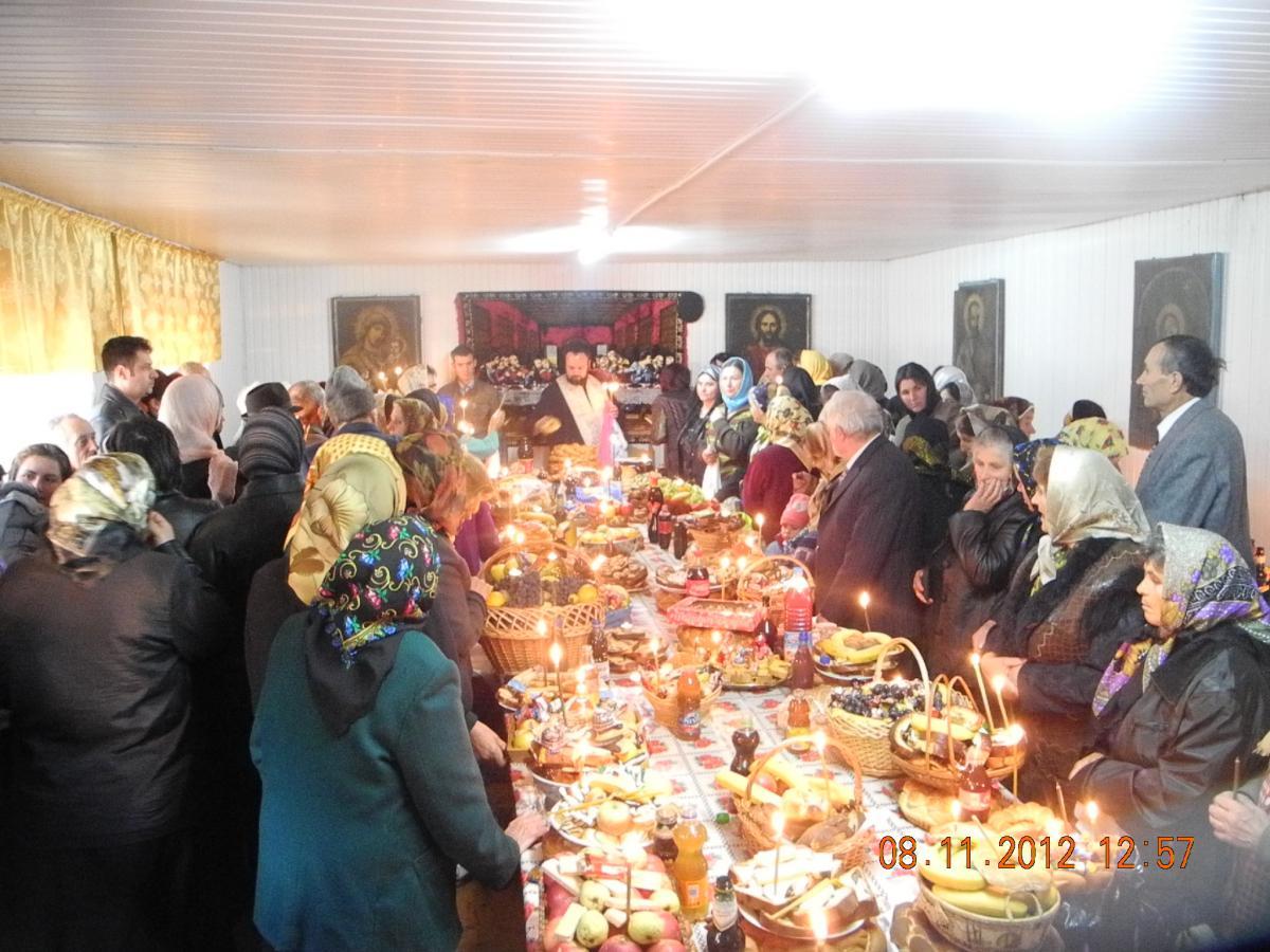Hramul parohiei noastre"Sfintii Arhangheli Mihail si Gavriil" Albesti 2012
